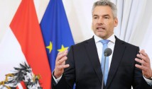 Alternativa Dreaptă scoate în relief ipocrizia de care dă dovadă cancelarul austriac Nehammer atunci când se opune aderării României la Schengen: "În trecut a fost un susținător pe față al politicilor de granițe deschise!"
