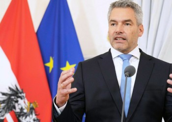 Alternativa Dreaptă scoate în relief ipocrizia de care dă dovadă cancelarul austriac Nehammer atunci când se opune aderării României la Schengen: "În trecut a fost un susținător pe față al politicilor de granițe deschise!"