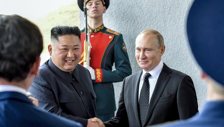 VIDEO Prima întâlnire. Dictatorul și tiranul obez și-au strâns mâinile pe o insulă din estul îndepărtat al Rusiei 