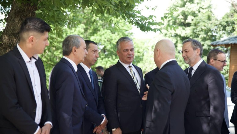 VIDEO. Premierul desemnat refuză categoric să-și depună mandatul, așa cum i-a solicitat conducerea PNL, invocând „interesul României”. Ilie Bolojan, după o ședință de cinci ore: „Parlamentarii PNL care votează Guvernul Veştea pierd calitatea de membru”