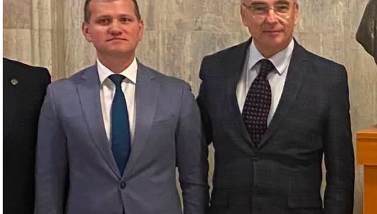 VIDEO Petrișor Peiu, criză de nervi în direct la B1 TV, după o referire la conexiunile deputatului AUR Valeriu Munteanu cu oligarhul Plahotniuc. Moderatoarea a strigat „Doamne ferește” când liderul senatorilor AUR țipa încontinuu la interlocutor, afirmând că și acesta ar avea legături cu „Hitler și Horthy”