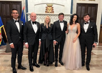 Promiscuitate liberală pe bani publici. Amanta lui Costel Alexe, record de sinecuri la stat. Zis și „Tablă”, președintele PNL al Consiliului Județean Iași este trimis în judecată în două dosare de corupție peste care se așterne încet salvatorul praf al prescripției