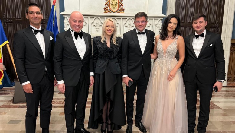 Promiscuitate liberală pe bani publici. Amanta lui Costel Alexe, record de sinecuri la stat. Zis și „Tablă”, președintele PNL al Consiliului Județean Iași este trimis în judecată în două dosare de corupție peste care se așterne încet salvatorul praf al prescripției