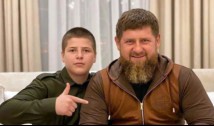 VIDEO: Fiul de 15 ani al lui Ramzan Kadîrov îl bate cu picioarele, pumnii și palmele pe un deținut politic, fiind asmuțit chiar de tatăl său. Demnitarii așa-zisei Republici Cecene a Rusiei s-au îngrămădit să-l laude și să-l aplaude pe agresor