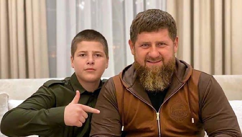 VIDEO: Fiul de 15 ani al lui Ramzan Kadîrov îl bate cu picioarele, pumnii și palmele pe un deținut politic, fiind asmuțit chiar de tatăl său. Demnitarii așa-zisei Republici Cecene a Rusiei s-au îngrămădit să-l laude și să-l aplaude pe agresor