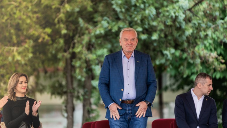 Primarul PSD al Buzăului, dezvăluiri crâncene din culisele risipei bugetare: „Am fost la o înmormântare într-o comună de munte. Toată lumea lucra la primărie. Băi, sunteţi nebuni? Nu se poate aşa ceva!” / „Partidul meu, din păcate, nu a făcut nicio reformă semnificativă. Suntem programați pe autodistrugere”