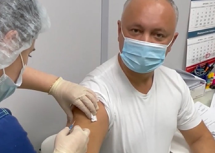 Dodon cântă pentru cine-l plătește: s-a vaccinat ”de poză” cu Sputnik V, în ciuda milionului de vaccinuri occidentale donate de România și Statele Unite!