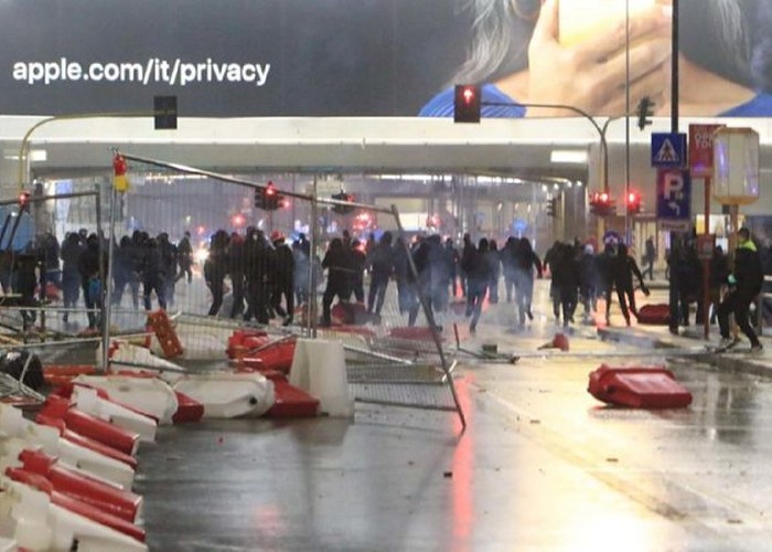 COVID-19. Haos și revolte în Italia din cauza restricțiilor. Proteste violente au avut loc la Torino, Milano şi Napoli unde manifestanții s-au ciocnit cu forțele de ordine