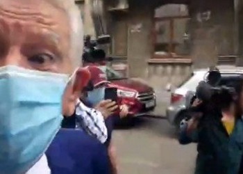 VIDEO Meleșcanu, luat la țintă de un protestatar după audierea de la DNA: "Criminalii din 1989 ce fac? Stau bine? Comuniștilor, plecați acasă definitiv! 300 de parlamentari! De ce nu puneți în aplicare referendumul?"