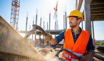 Halucinantul caz al unui medic din Tulcea specializat în oncologie pediatrică, nevoit să lucreze ca muncitor în construcții. El s-a întors acasă, pentru a fi de ajutor comunității, dar nu a găsit de lucru, deși este mare nevoie de medici. O serie de aberații legislative îl obligă să profeseze doar în cadrul strict al specializării sale