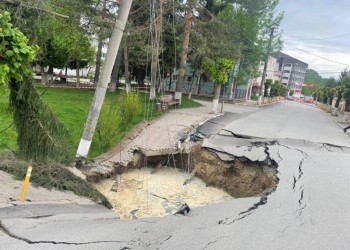 VIDEO. Strada surpată de la Slănic a devenit teren de luptă electorală crâncenă între PSD și PNL Prahova. Prefectura PSD acuză Consiliul Județean PNL, controlat de coruptul Iulian Dumitrescu, de „atitudine ostilă” și că  refuză să ajute financiar localitatea afectată