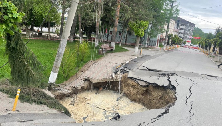 VIDEO. Strada surpată de la Slănic a devenit teren de luptă electorală crâncenă între PSD și PNL Prahova. Prefectura PSD acuză Consiliul Județean PNL, controlat de coruptul Iulian Dumitrescu, de „atitudine ostilă” și că  refuză să ajute financiar localitatea afectată