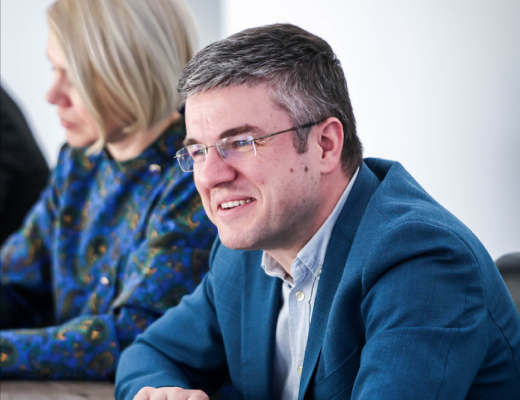 Ministrul USR Ambrozie Irineu Darău o comite din nou, recurgând la complicate artificii pentru a promova la vârful Ministerului Economiei o fostă condamnată penal. Este vorba de șefa sa de cabinet care a renunțat la funcție și s-a mutat câteva zile la grupul USR de la Senat pentru a reveni în minister pe o funcție mai importantă. Și asta nu e tot!