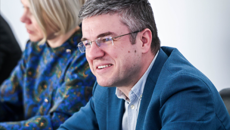 Ministrul USR Ambrozie Irineu Darău o comite din nou, recurgând la complicate artificii pentru a promova la vârful Ministerului Economiei o fostă condamnată penal. Este vorba de șefa sa de cabinet care a renunțat la funcție și s-a mutat câteva zile la grupul USR de la Senat pentru a reveni în minister pe o funcție mai importantă. Și asta nu e tot!