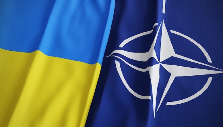 Președintele Poloniei pledează ca Ucraina să fie invitată cât mai repede să adere la NATO, chiar dacă aderarea propriu-zisă nu e posibilă "în timpul războiului". Importanța unei astfel de invitații oficiale