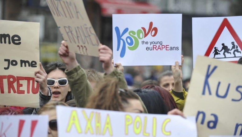 Bolnavii internetului: sute de români se amuză pe seama unei adolescente, victimă a unui viol. „I-a plăcut și ei, așa sunt astea în ziua de azi...”