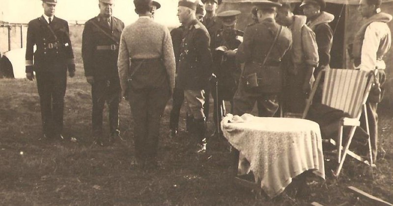 Pettre Cordescu discută cu garda lui Antonescu despre un posibil atac al sovieticilor care se pare aflaseră de vizita sa