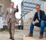 Baronul PSD de Timiș, Alfred Simonis, susține că Dominic Fritz se îmbracă prea sărăcăcios pentru politică. Replica liderului USR: „Am aflat târziu că există o specie de politicieni români, preponderent la PSD, care se mândresc că au pantofi care costă cât trei salarii minime. Că au ceasuri la preț de apartament pe care le compară la chefuri de partid”