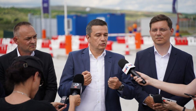 VIDEO. Se cere public demisia catastrofei pesediste Sorin Grindeanu care nu are soluții pentru colapsul traficului aerian, feroviar și rutier / „Calmarea” piloților „inapți” de la Tarom cu majorări salariale nu schimbă semnificativ dezastrul de la Transporturi