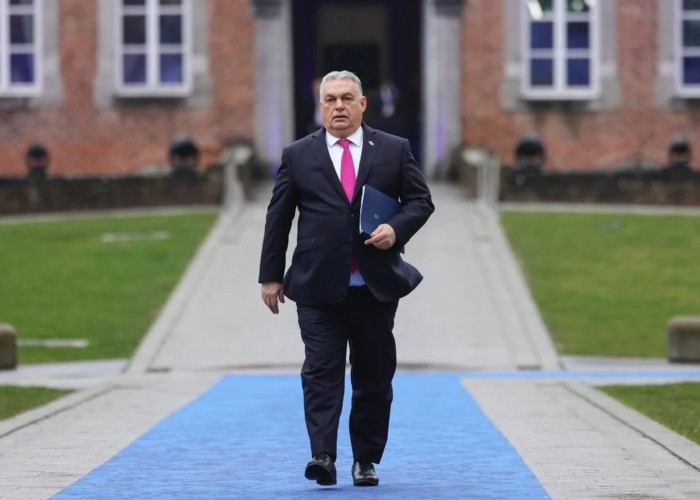 Putinistul hoțoman de la Budapesta vrea să rețină banii și aurul Ucrainei aflate în război pentru încă cel puțin două luni. Nu are niciun temei legal, e doar un sinistru gest populist electoral pentru a stopa fluxul de alegători atras în număr tot mai mare de formațiunea de opoziție a lui Peter Magyar