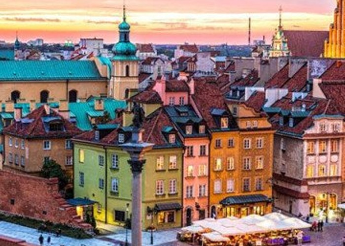 Primele arestări în rândul activiștilor care au pus simboluri gay și anarhiste pe statuile din Varșovia