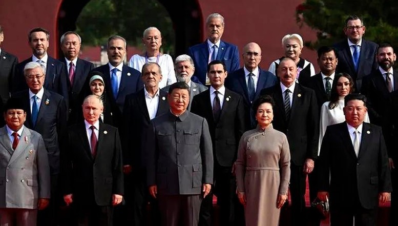 Ministrul de Externe al României, Oana Țoiu, critică prezența foștilor premieri PSD Adrian Năstase și Viorica Dăncilă în poza de grup a tiranilor reuniți în China / Cum au ajuns cei doi papițoi ex-PSD să se imortalizeze la Beijing în condițiile unor relații tot mai tensionate dintre China și SUA