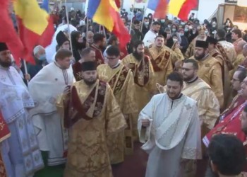 VIDEO. Balamuc, nervi și înghesuială religioasă la Constanța. ÎPS Teodosie a organizat o amplă procesiune stradală, cu aviz „favorabil” de la Primărie. Niciun preot nu a purtat mască sanitară