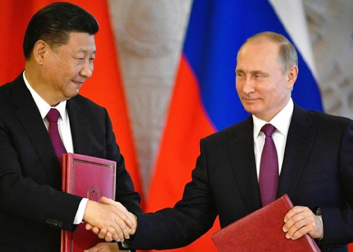 Hunter Biden a fost avocatul șefului chinez de la CEFC, în achiziția a 14% din „Rosneft”. El a ignorat sancțiunile SUA la adresa Rusiei, care vizau și compania petrolieră. AFACERILE FAMILIEI BIDEN