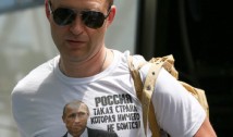 VIDEO. Diplomații ruși acuzați de spionaj și familiile lor au fost alungați din Bulgaria. Unul dintre expulzați a purtat un tricou cu chipul lui Putin și inscripția „Rusia nu se teme de nimic”