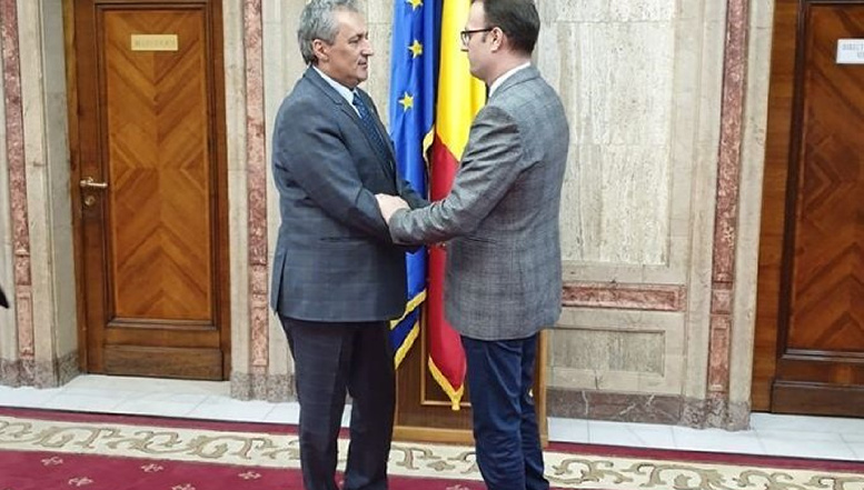 Ministrul de Interne, în ipostaze tandre cu penalul Alexandru Cumpănașu. Cei doi au fost pozați aproape îmbrățișați în sediul MAI