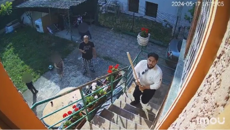 VIDEO. Dominic Fritz expune public un clan de romi care terorizează, de două decenii, o familie din Timișoara. Imaginile video sunt extrem de dure: șeful de clan lovește cu bâta, înjură, amenință și, împreună cu copiii, distruge, bucată cu bucată, autoturismul familiei pe care vrea s-o determine să vândă partea ei de casă