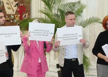 Bugetarii de la Camera Deputaților au protestat împotriva concedierilor, acuzându-l tot pe Ilie Bolojan. „Avem salarii mici, de doar 6000 de lei!”  / Sinecurista lui Grindeanu de la Senat e apărată de trompeta antenistă Mircea Badea care afirmă că Lexusul pe care îl conduce bugetara e cam vechi