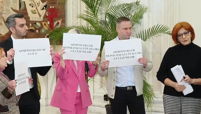 Bugetarii de la Camera Deputaților au protestat împotriva concedierilor, acuzându-l tot pe Ilie Bolojan. „Avem salarii mici, de doar 6000 de lei!”  / Sinecurista lui Grindeanu de la Senat e apărată de trompeta antenistă Mircea Badea care afirmă că Lexusul pe care îl conduce bugetara e cam vechi