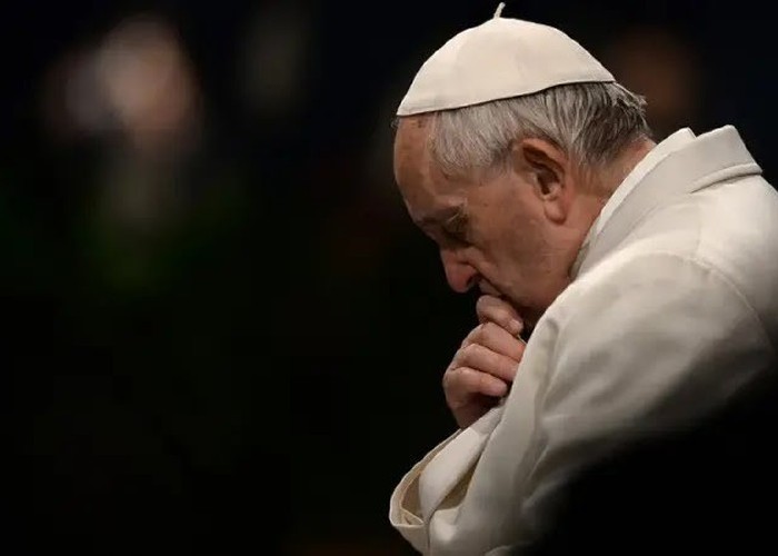 Catolicii din Ucraina sunt îndurerați de moartea Papei, dar nu pot uita și ierta lipsa de claritate în condamnarea agresiunii rusești. Ei speră că următorul suveran pontif nu va perpetua „echidistanța” predecesorului și îndemnul la ridicarea „steagului alb”. Ce afirmă biograful Papei Francisc despre atitudinea care i-a mâhnit pe ucraineni