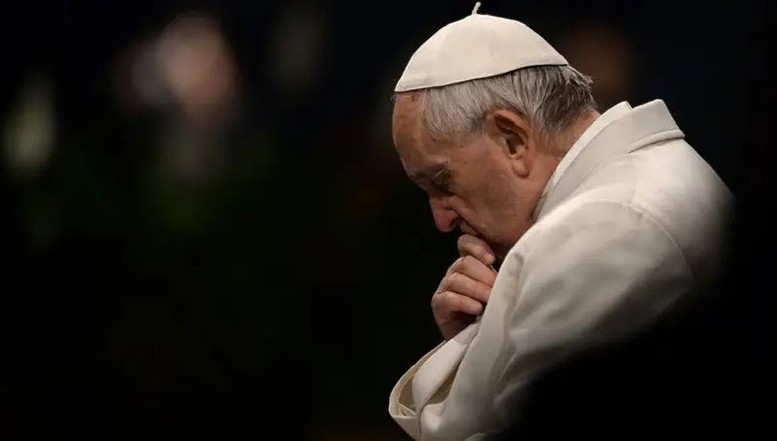 Catolicii din Ucraina sunt îndurerați de moartea Papei, dar nu pot uita și ierta lipsa de claritate în condamnarea agresiunii rusești. Ei speră că următorul suveran pontif nu va perpetua „echidistanța” predecesorului și îndemnul la ridicarea „steagului alb”. Ce afirmă biograful Papei Francisc despre atitudinea care i-a mâhnit pe ucraineni