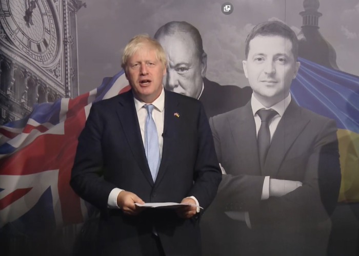 VIDEO. Boris Johnson i-a acordat lui Volodimir Zelenski „Premiul Winston Churchill”. „Sunt convins că Churchill ar fi fost încântat și chiar impresionat până la lacrimi de curajul de care ai dat dovadă” / Ucrainenii au lansat o petiție prin care solicită ca liderul britanic să fie desemnat premier al Ucrainei