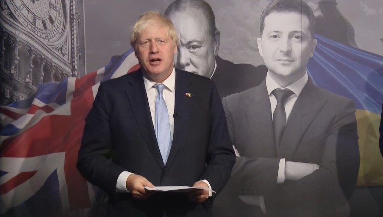 VIDEO. Boris Johnson i-a acordat lui Volodimir Zelenski „Premiul Winston Churchill”. „Sunt convins că Churchill ar fi fost încântat și chiar impresionat până la lacrimi de curajul de care ai dat dovadă” / Ucrainenii au lansat o petiție prin care solicită ca liderul britanic să fie desemnat premier al Ucrainei