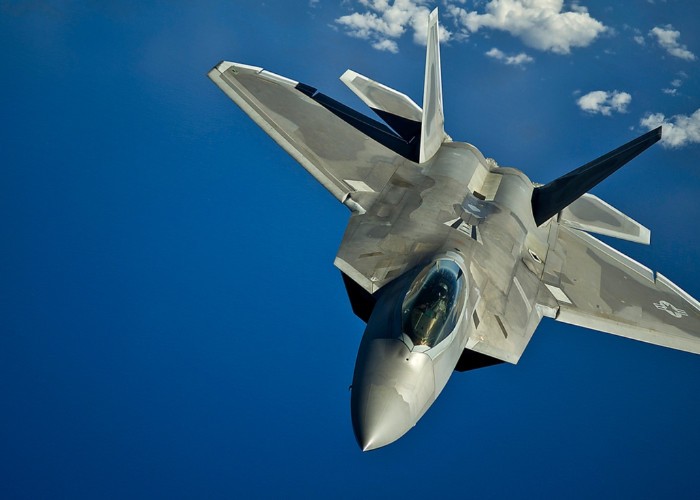 Rusia și China, puse pe jar de F-22 Raptor. Expertă americană în securitate națională: "E cel mai bun avion de luptă din lume! Sunt fericită să spun că piloții militari ruși au fost deja speriați de F-22!"