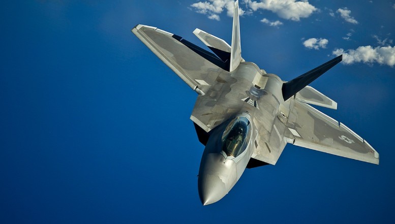 Rusia și China, puse pe jar de F-22 Raptor. Expertă americană în securitate națională: "E cel mai bun avion de luptă din lume! Sunt fericită să spun că piloții militari ruși au fost deja speriați de F-22!"
