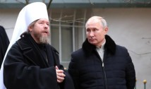 Mitropolitul Tihon din Paskov, duhovnicul lui Putin, e la fel de monstruos ca ”ucenicul” său. Travestit în sutană, lumpenul FSB-ist încearcă să justifice genocidarul război rusesc din Ucraina