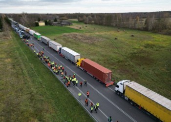 Situație dramatică la granița Ucrainei cu Polonia: mii de transportatori ucraineni sunt împiedicați să circule de două săptămâni. Șoferii au ajuns la capătul puterilor trăind zile la rând în condiții dificile / Și-au pus pe camioane mesaje emoționante pentru „frații” polonezi