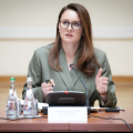 Parlamentarii din partidul lui Volodimir Zelenski, uimiți de înlocuirea din funcție a premierului Iulia Sviridenko. Liderul de la Kiev spune că este vorba de o schimbare majoră a strategiei politice a Ucrainei. Zelenski ar avea în vedere patru posibili succesori, toții figuri politice publice cel puțin interesante