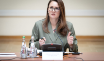 Parlamentarii din partidul lui Volodimir Zelenski, uimiți de înlocuirea din funcție a premierului Iulia Sviridenko. Liderul de la Kiev spune că este vorba de o schimbare majoră a strategiei politice a Ucrainei. Zelenski ar avea în vedere patru posibili succesori, toții figuri politice publice cel puțin interesante