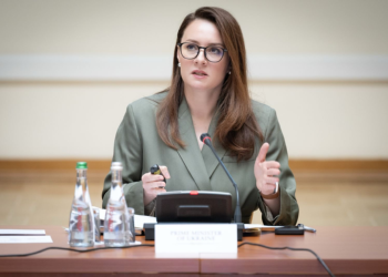 Parlamentarii din partidul lui Volodimir Zelenski, uimiți de înlocuirea din funcție a premierului Iulia Sviridenko. Liderul de la Kiev spune că este vorba de o schimbare majoră a strategiei politice a Ucrainei. Zelenski ar avea în vedere patru posibili succesori, toții figuri politice publice cel puțin interesante