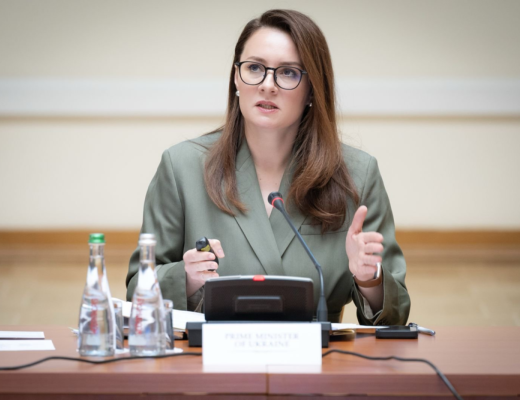 Parlamentarii din partidul lui Volodimir Zelenski, uimiți de înlocuirea din funcție a premierului Iulia Sviridenko. Liderul de la Kiev spune că este vorba de o schimbare majoră a strategiei politice a Ucrainei. Zelenski ar avea în vedere patru posibili succesori, toții figuri politice publice cel puțin interesante