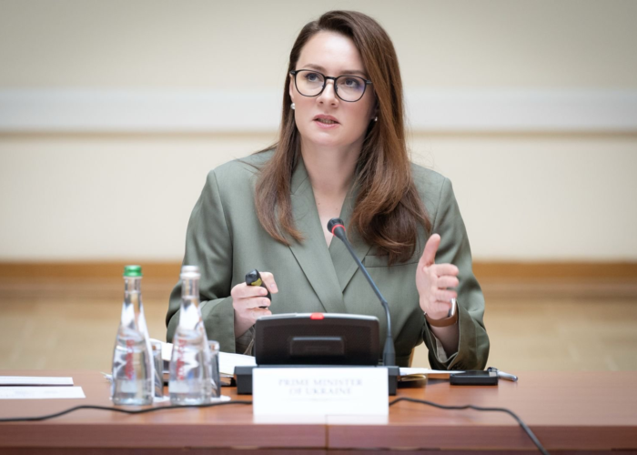 Parlamentarii din partidul lui Volodimir Zelenski, uimiți de înlocuirea din funcție a premierului Iulia Sviridenko. Liderul de la Kiev spune că este vorba de o schimbare majoră a strategiei politice a Ucrainei. Zelenski ar avea în vedere patru posibili succesori, toții figuri politice publice cel puțin interesante