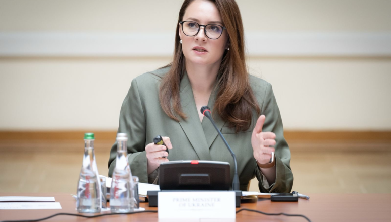 Parlamentarii din partidul lui Volodimir Zelenski, uimiți de înlocuirea din funcție a premierului Iulia Sviridenko. Liderul de la Kiev spune că este vorba de o schimbare majoră a strategiei politice a Ucrainei. Zelenski ar avea în vedere patru posibili succesori, toții figuri politice publice cel puțin interesante