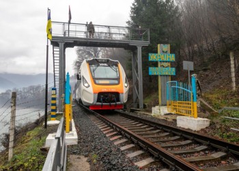VIDEO. Incredibilele căi ferate ucrainene. În plin război, trenurile Ucrainei întârzie mai puțin și mai rar decât ale CFR-ului / „Da, suntem obsedați de respectarea programului”