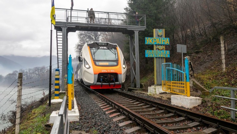 VIDEO. Incredibilele căi ferate ucrainene. În plin război, trenurile Ucrainei întârzie mai puțin și mai rar decât ale CFR-ului / „Da, suntem obsedați de respectarea programului”