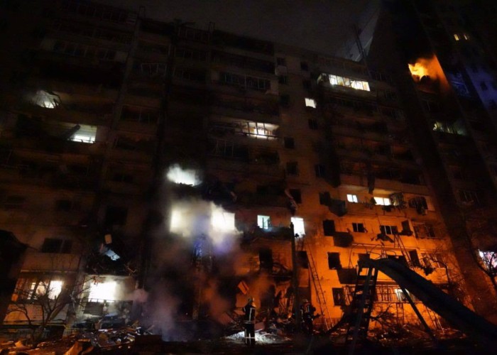 VIDEO. Kievul, lovit „îngrozitor” cu rachete. Președintele Zelenski anunță că nu va părăsi capitala, chiar dacă este principala țintă. Trupele terestre de ocupație sunt tot mai aproape. Podurile de la periferie sunt aruncate în aer pentru a împiedica trecerea tancurilor rusești / Apel disperat al ministrului de Externe: „Opriţi-l pe Putin. Izolaţi Rusia!"